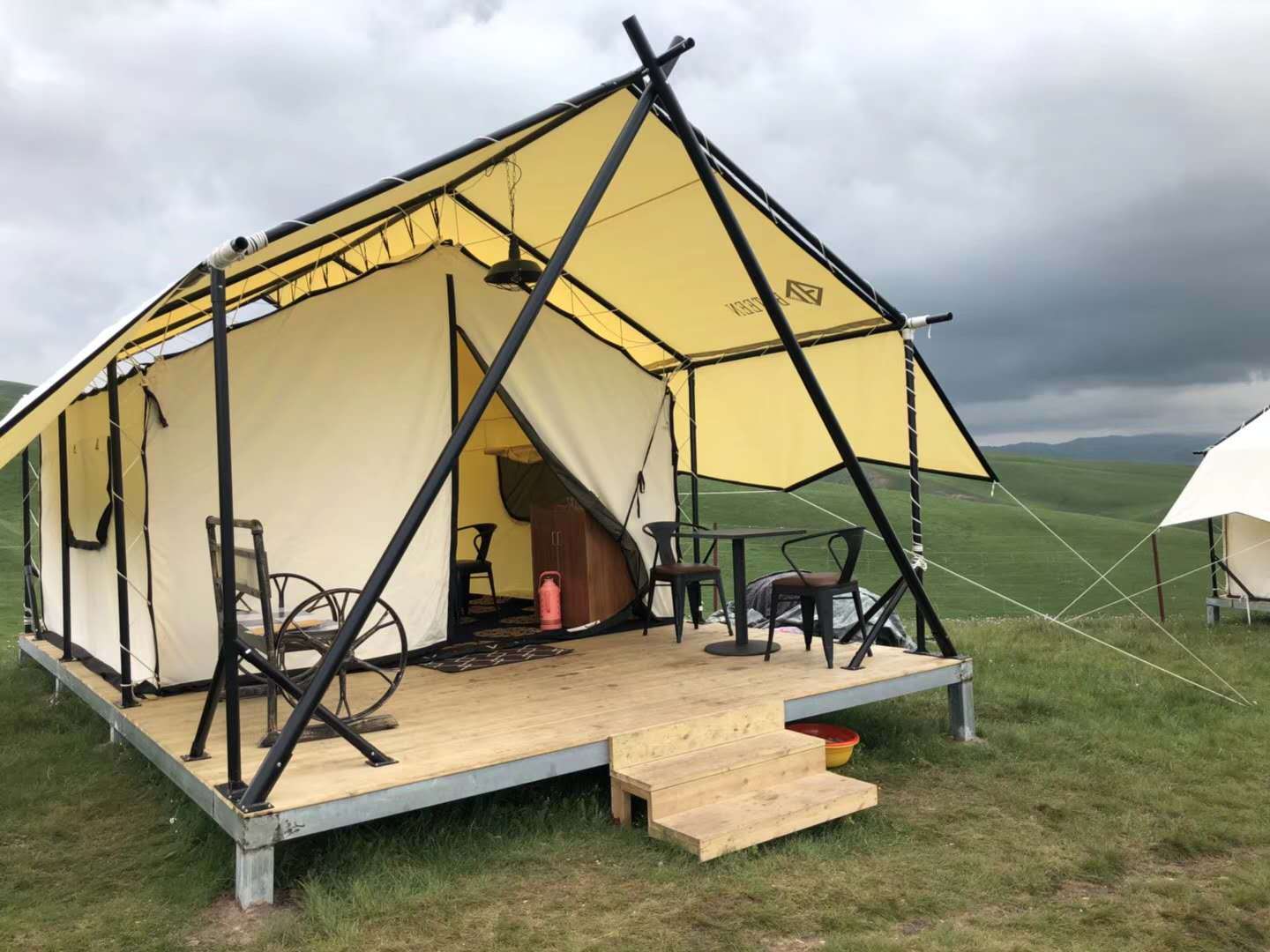 牧云帐篷营地 360°全景图与折叠桌椅的户外美学