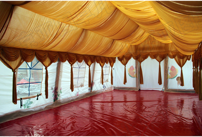 大型充气帐篷与折叠桌椅 打造灵活便捷的婚宴新体验