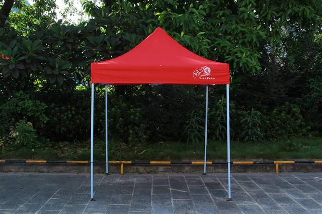 红色帐篷 vs 蓝色帐篷 地摊防晒与折叠桌椅选购指南